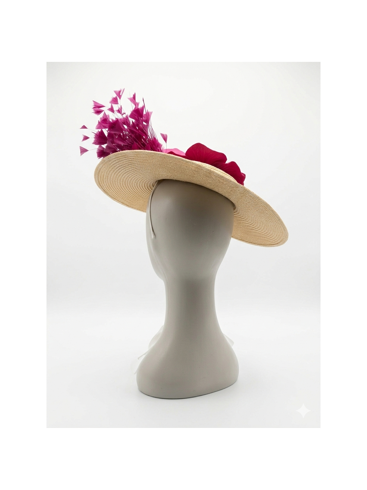 Pamela beige con flores y plumas en color buganvilla.