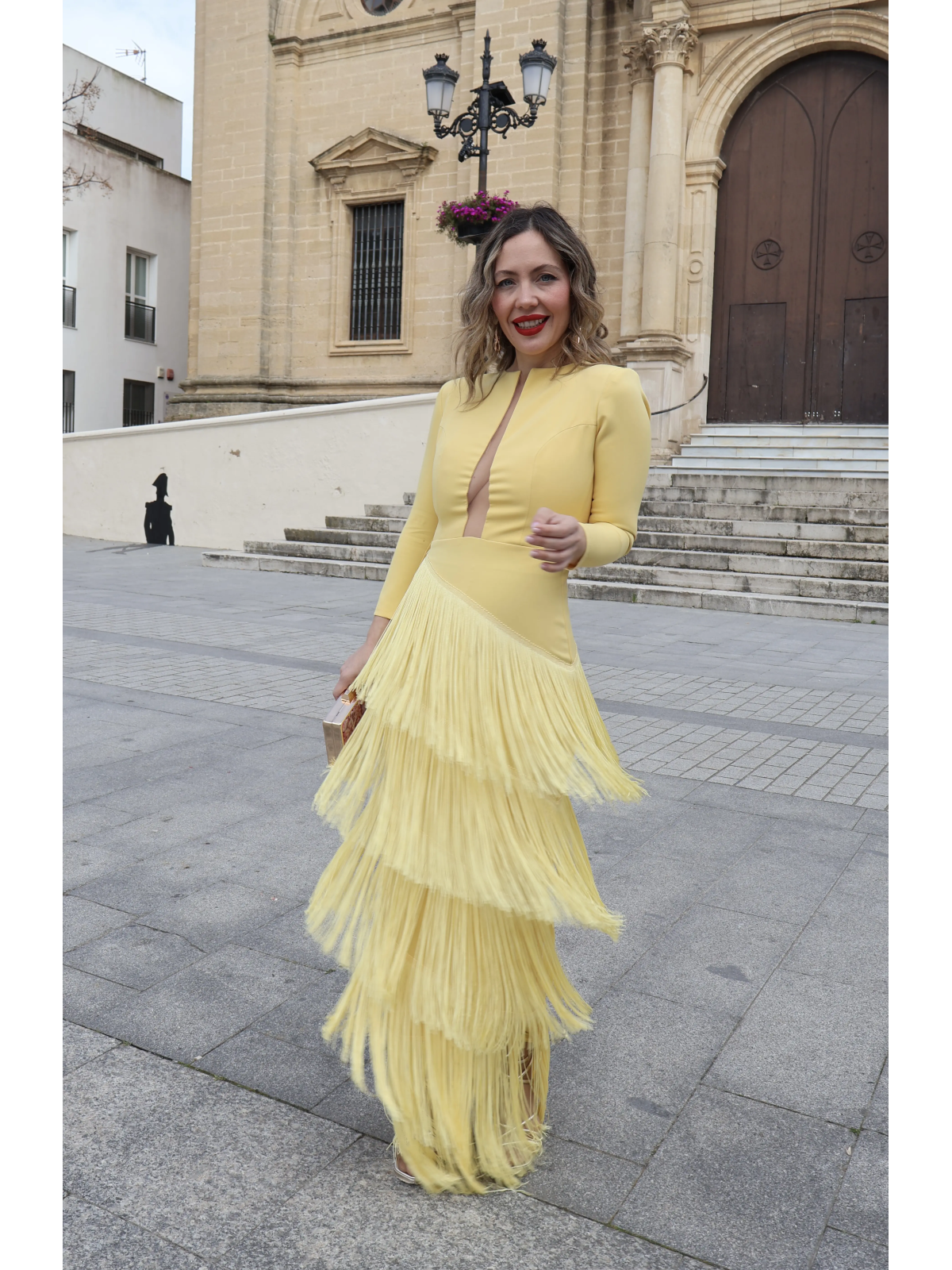 Vestido largo con flecos en color amarillo.