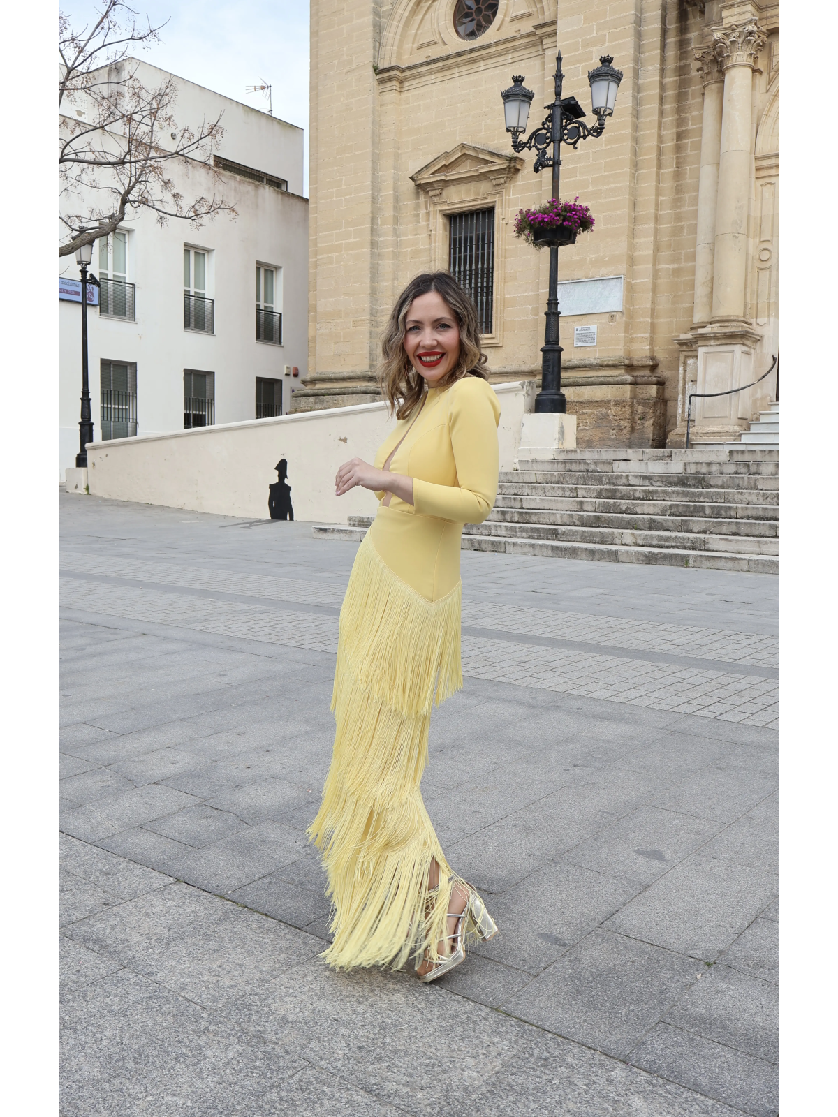 Vestido largo con flecos en color amarillo.
