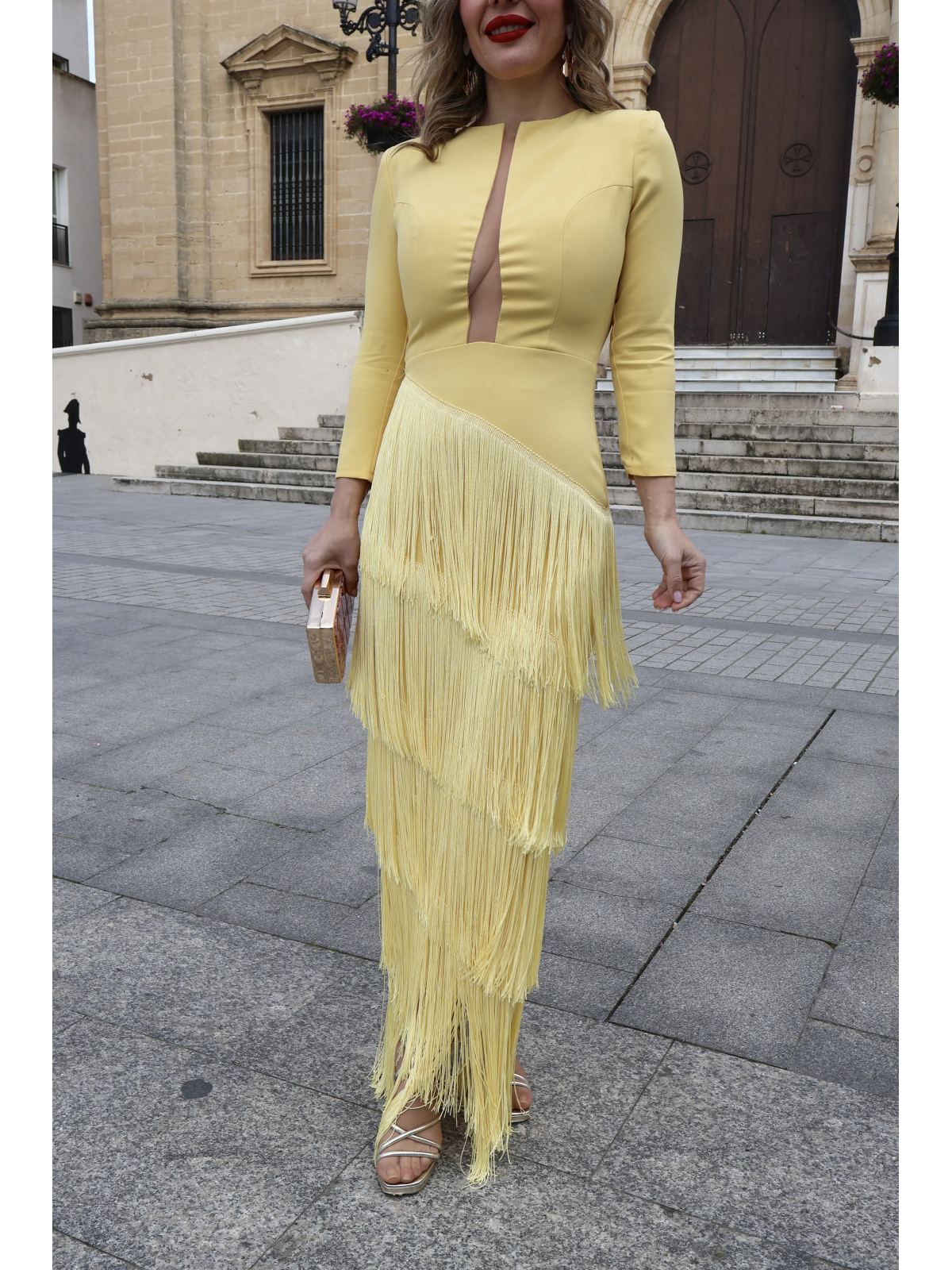 Vestido largo con flecos en color amarillo.