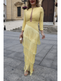 Vestido largo con flecos en color amarillo.
