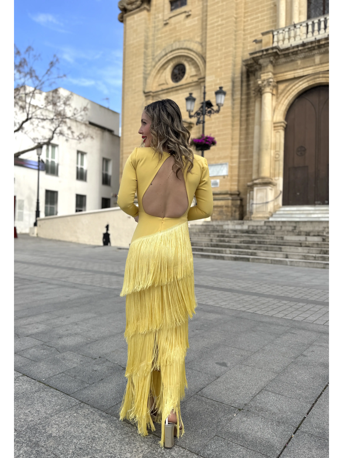 Vestido largo con flecos en color amarillo.