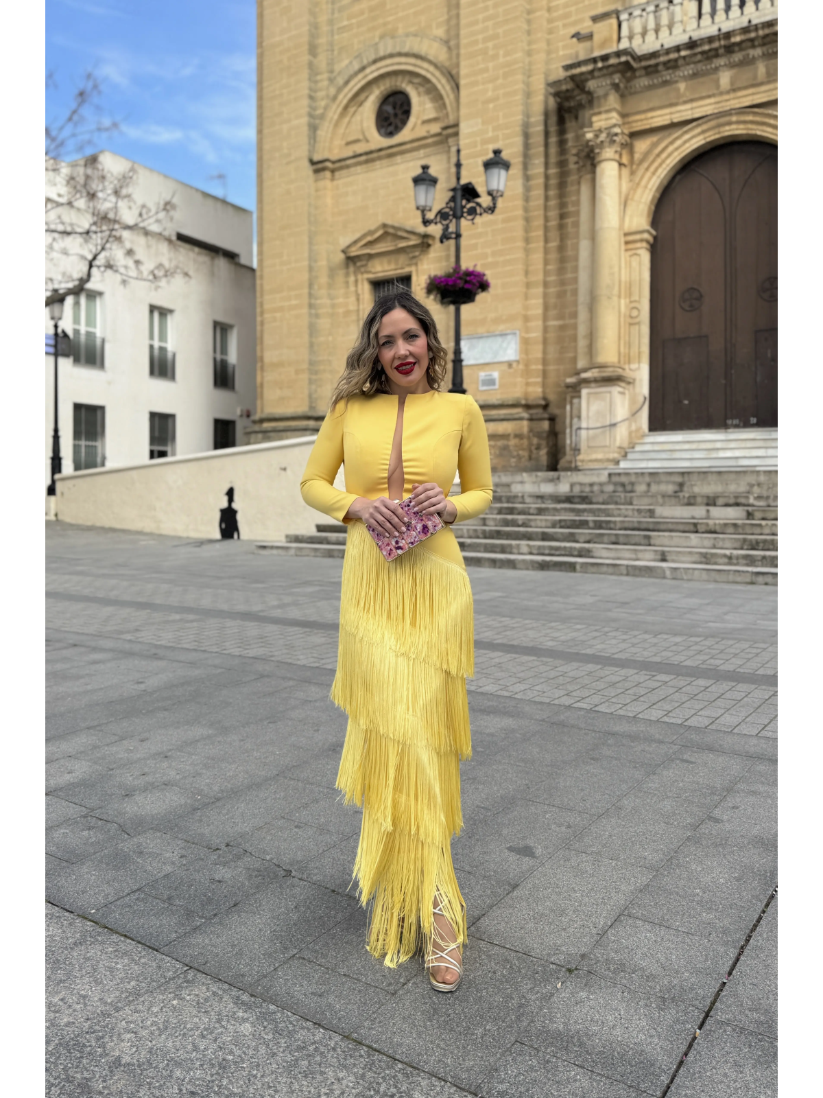 Vestido largo con flecos en color amarillo.