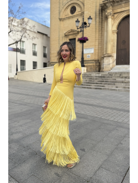Vestido largo con flecos en color amarillo.