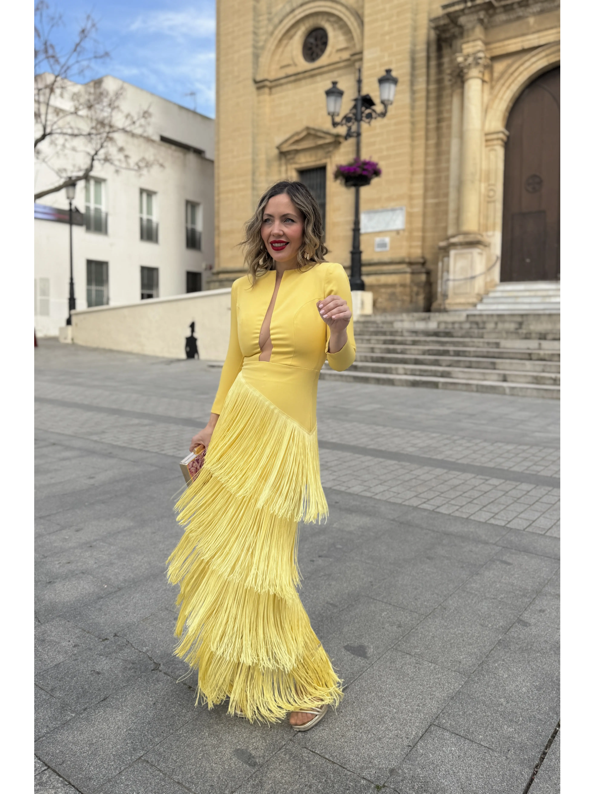 Vestido largo con flecos en color amarillo.