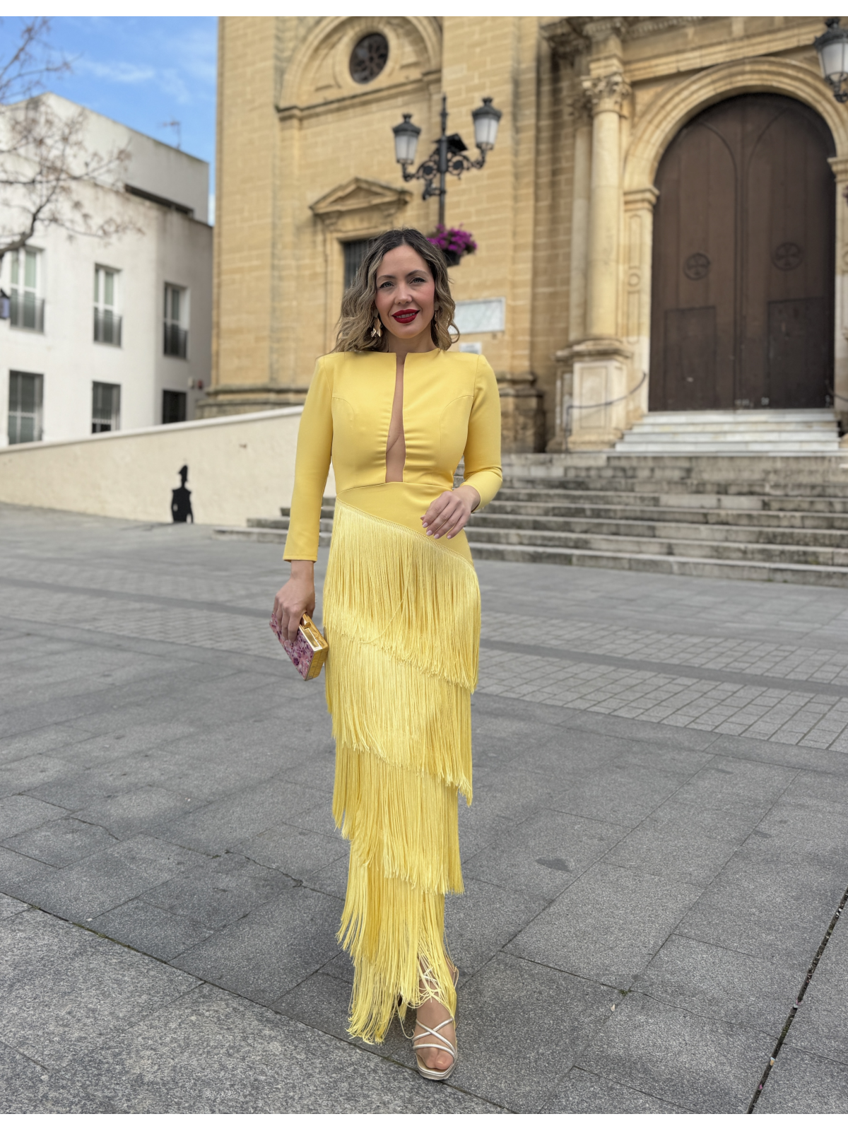 Vestido largo con flecos en color amarillo.