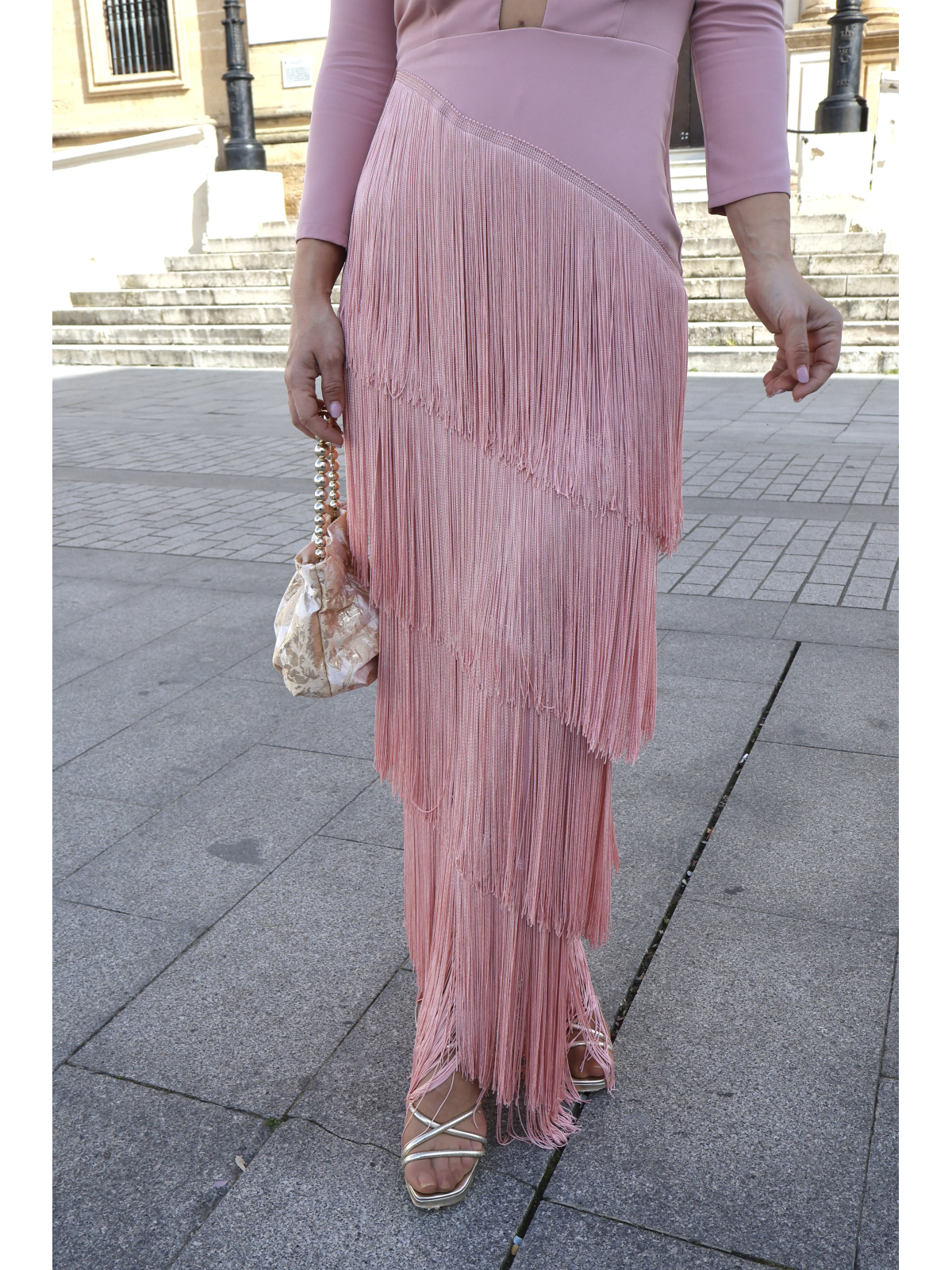 Vestido largo en color rosa maquillaje.