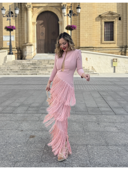 Vestido largo en color rosa maquillaje.