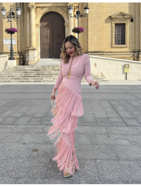 Vestido largo en color rosa maquillaje.