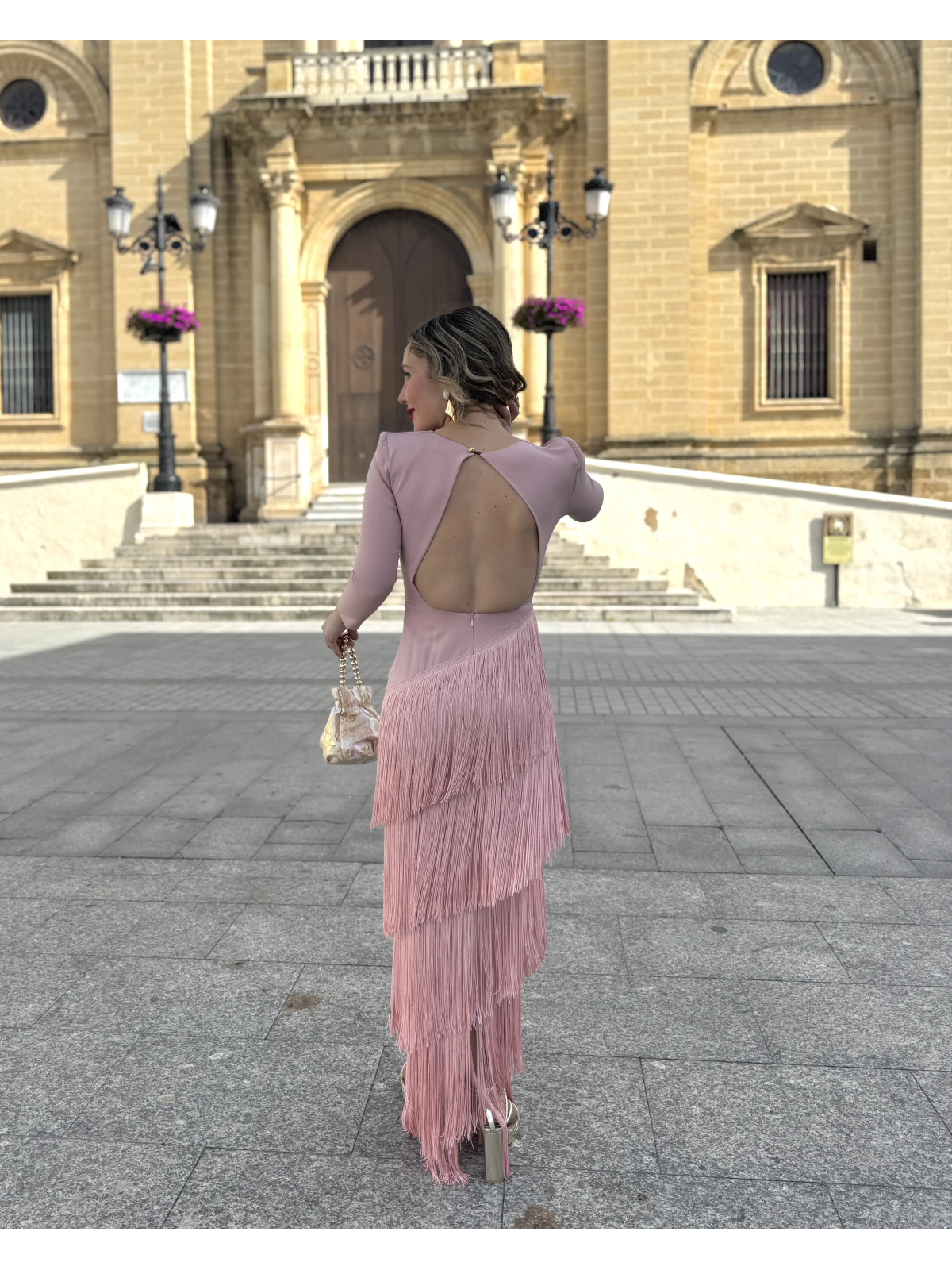 Vestido largo en color rosa maquillaje.