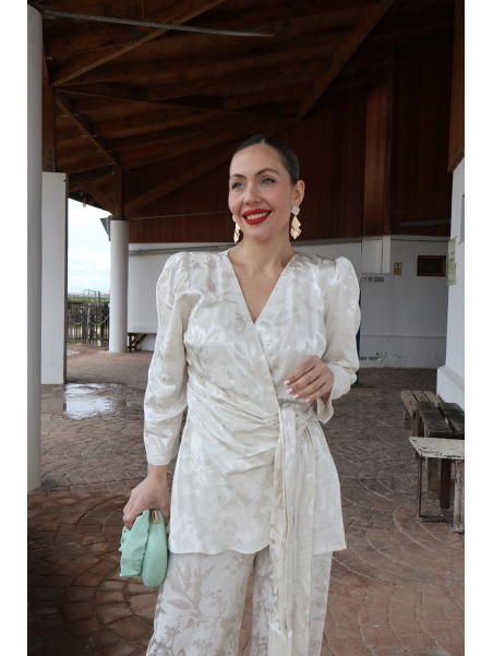 Conjunto de fiesta elegante y sofisticado.