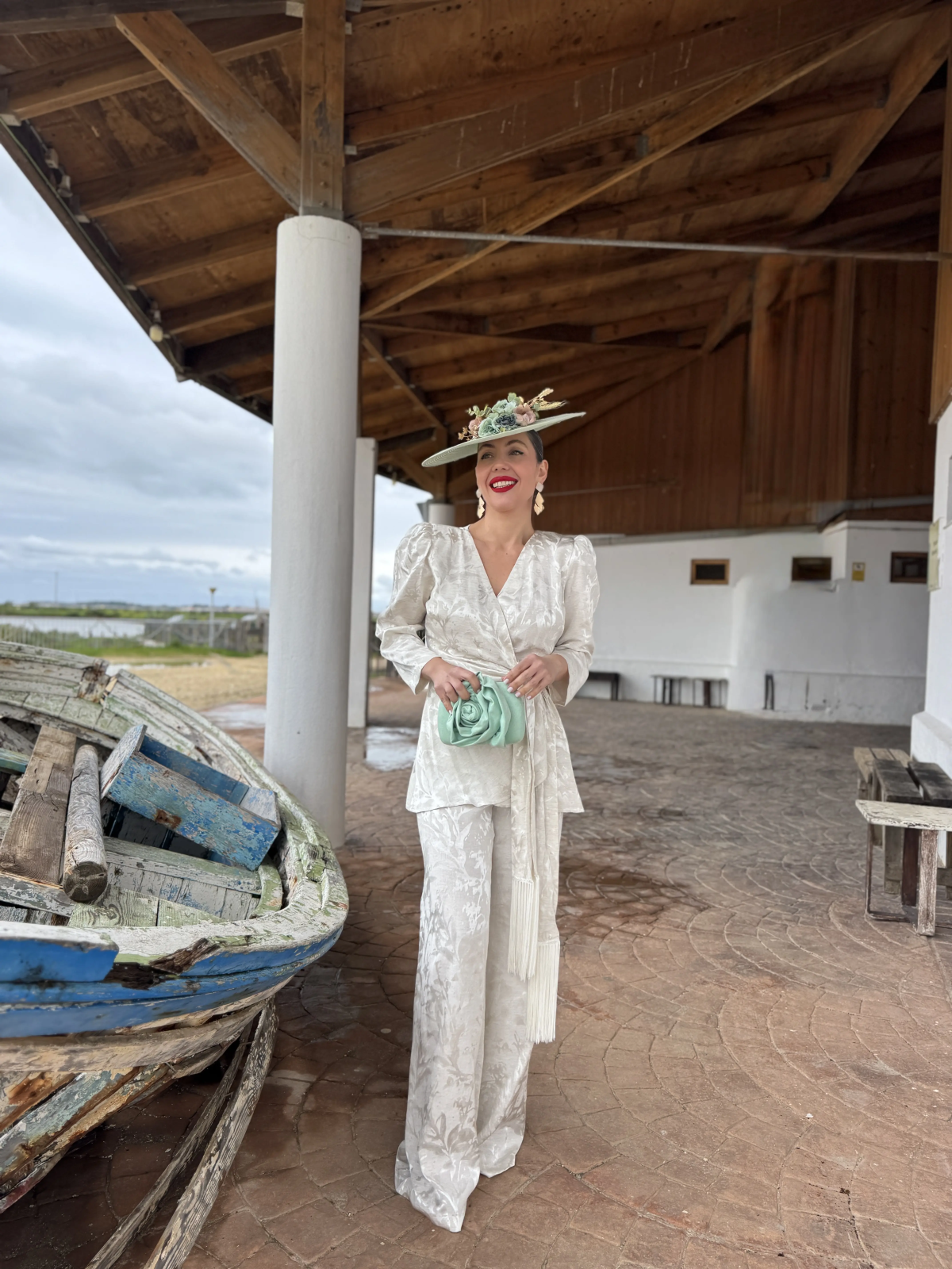 Conjunto de fiesta elegante y sofisticado.