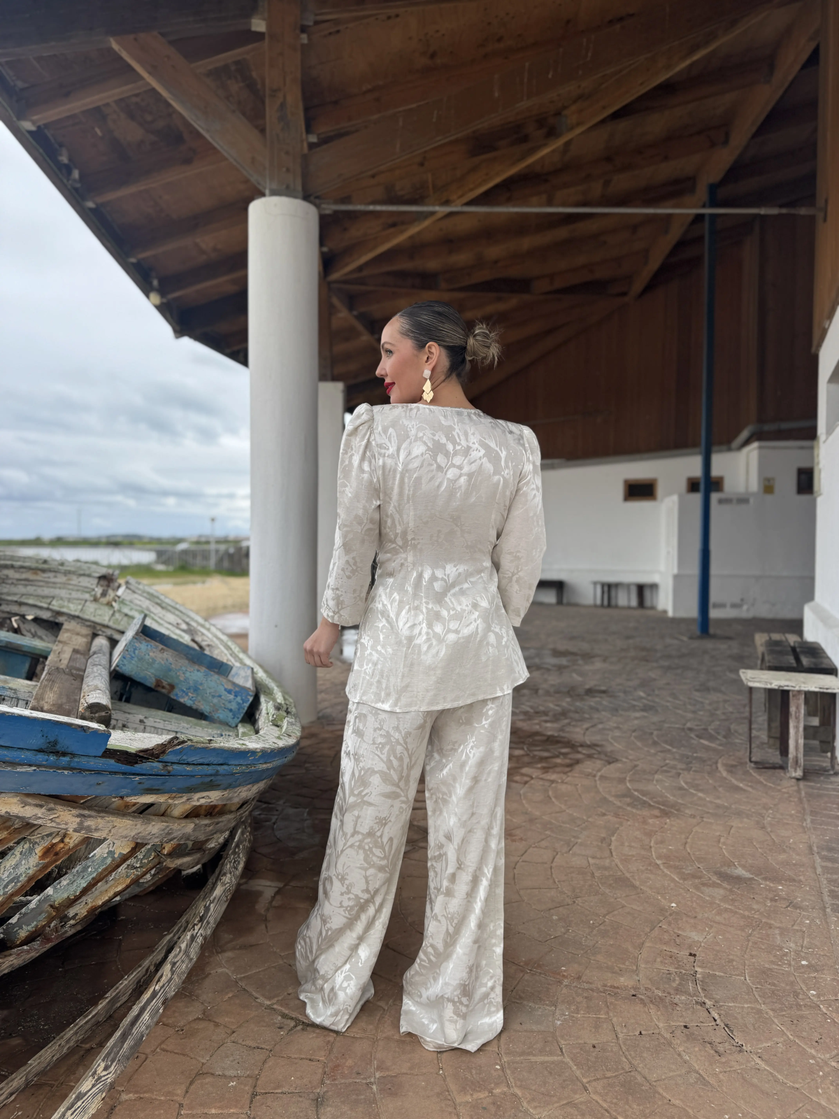 Conjunto de fiesta elegante y sofisticado.