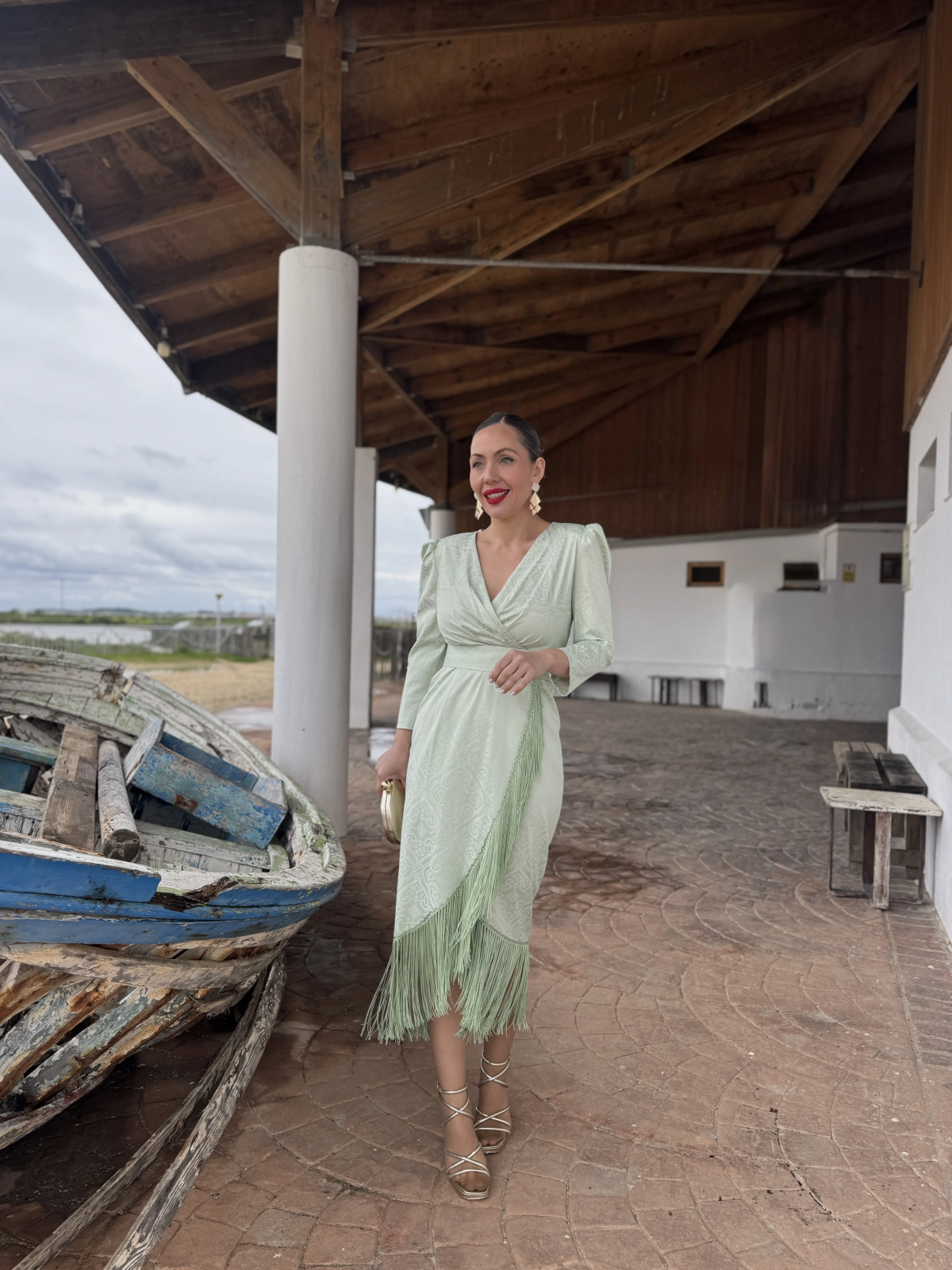 Vestido de fiesta midi con tejido brocado y flecos de seda.