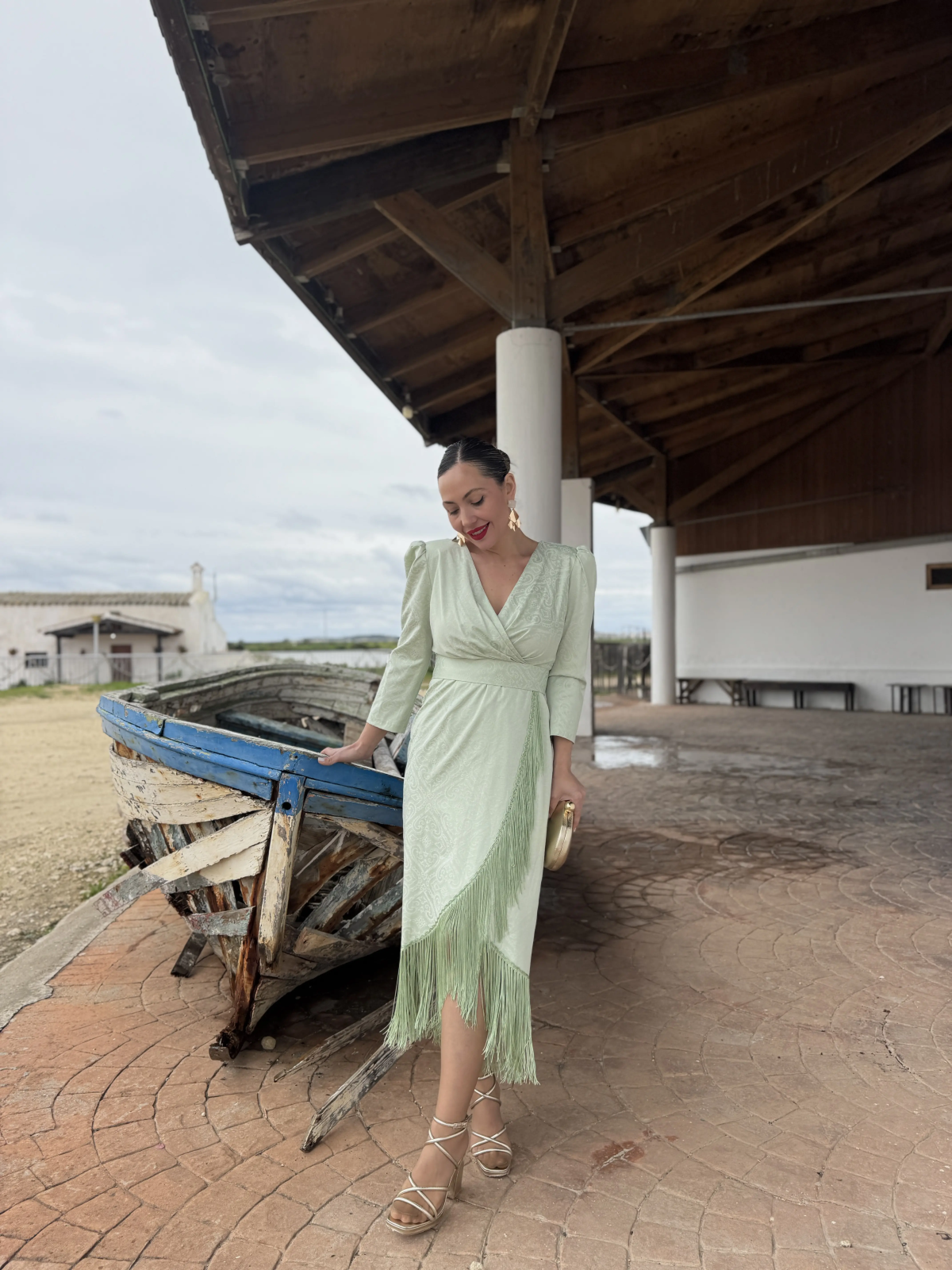Vestido de fiesta midi con tejido brocado y flecos de seda.