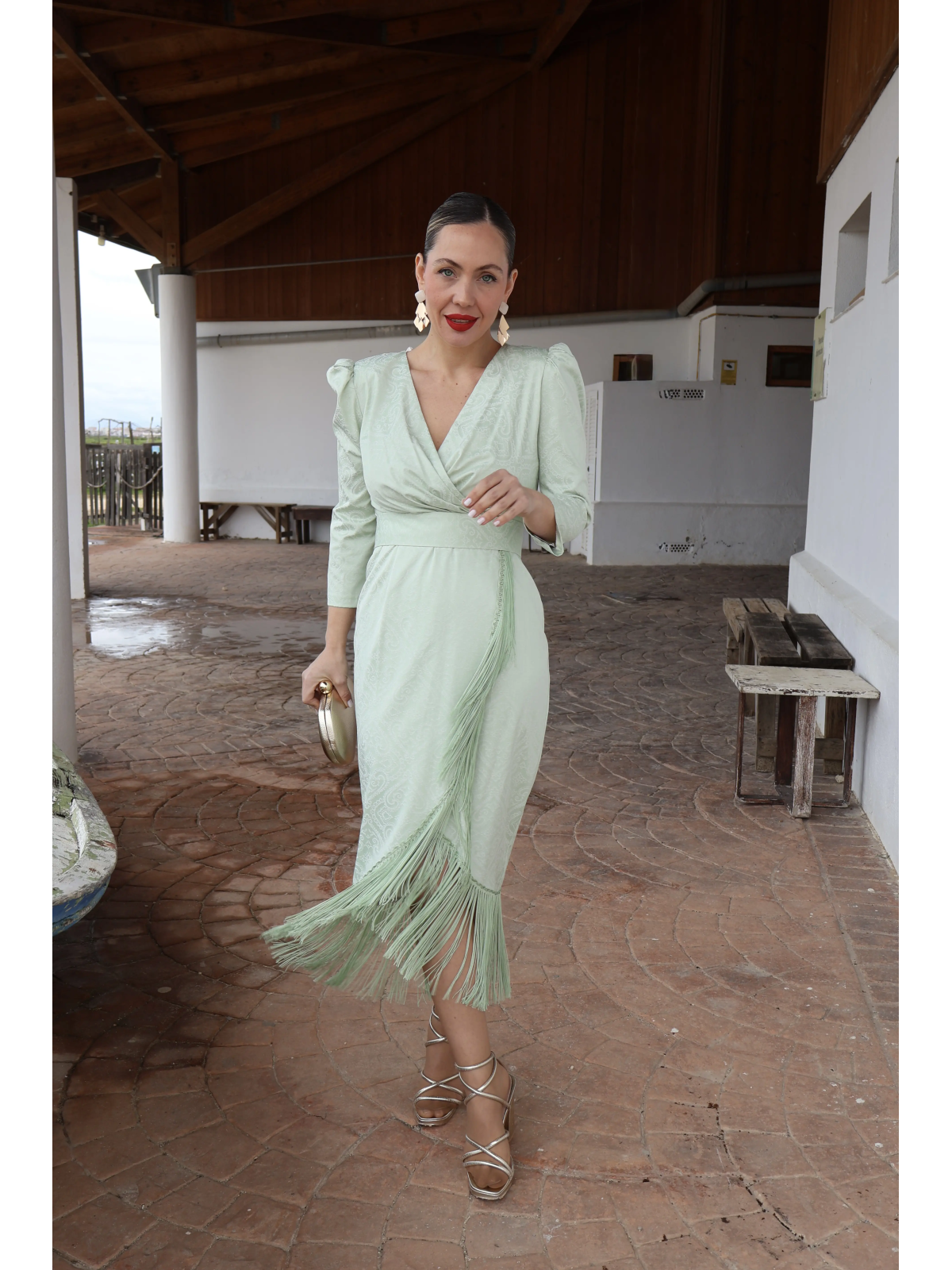 Vestido de fiesta midi con tejido brocado y flecos de seda.