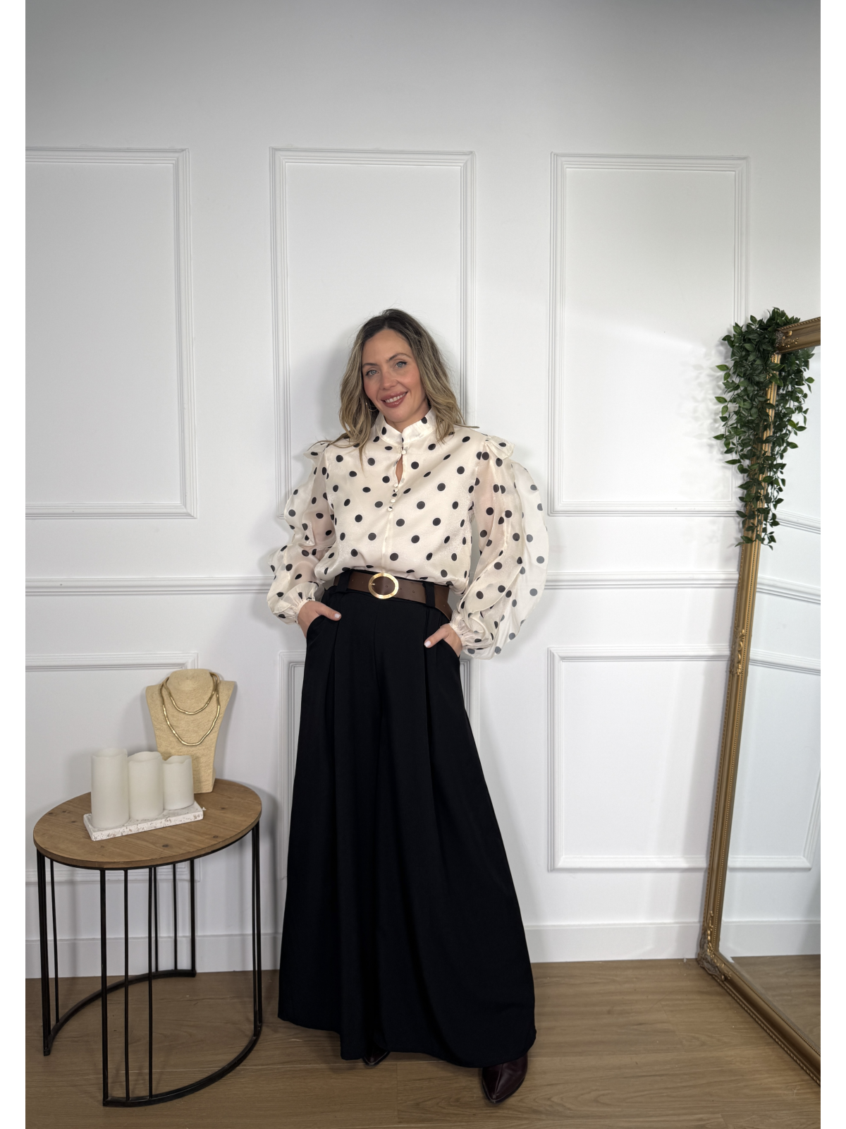 Blusa de organza con estampado de lunares en contraste.