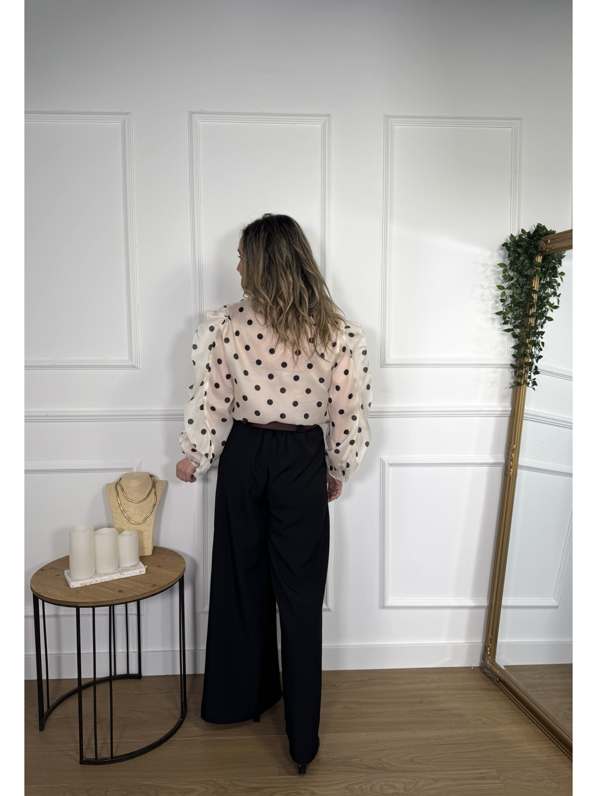 Blusa de organza con estampado de lunares en contraste.