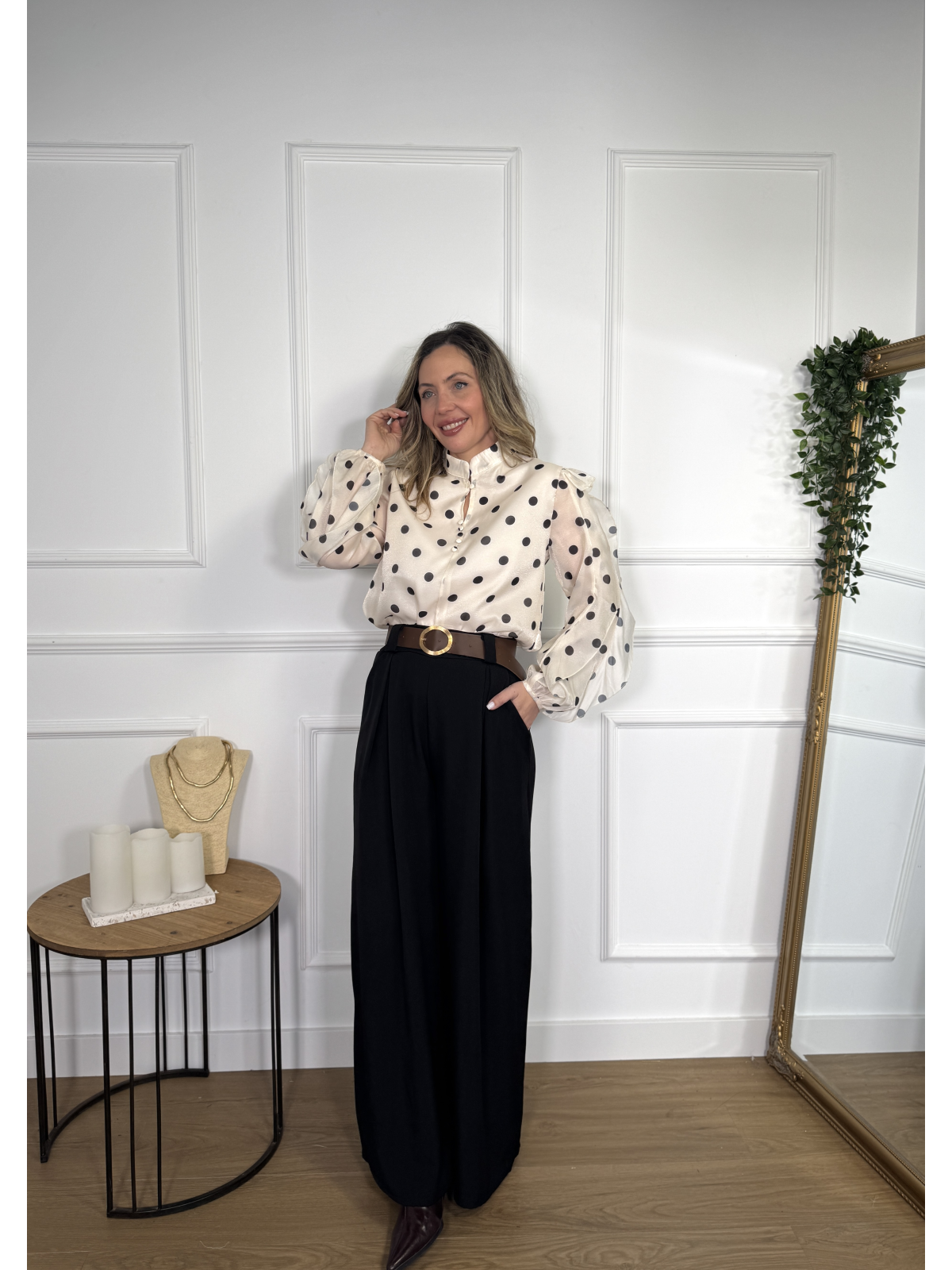 Blusa de organza con estampado de lunares en contraste.