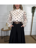 Blusa de organza con estampado de lunares en contraste.