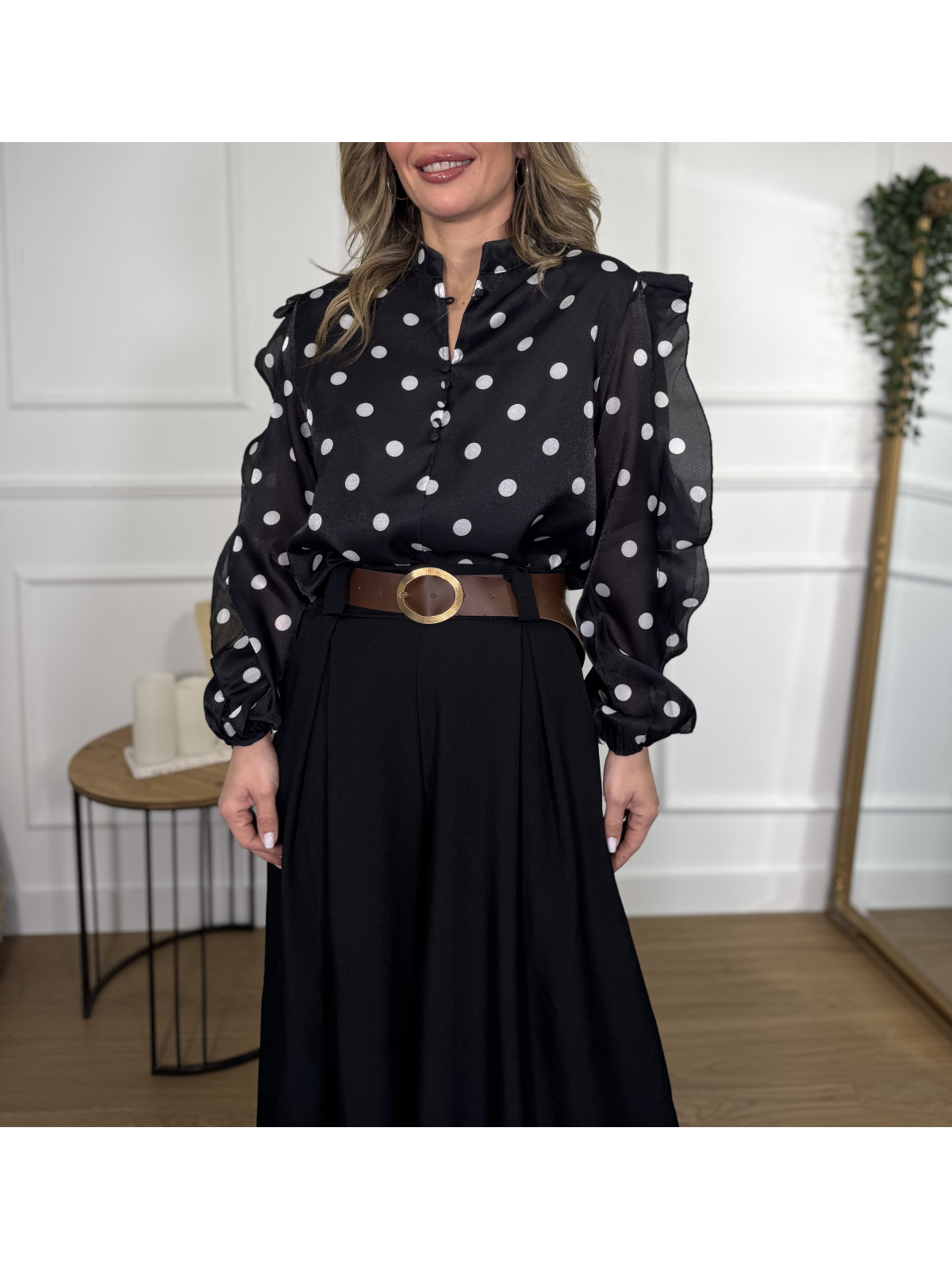 Blusa de organza con estampado de lunares en contraste.