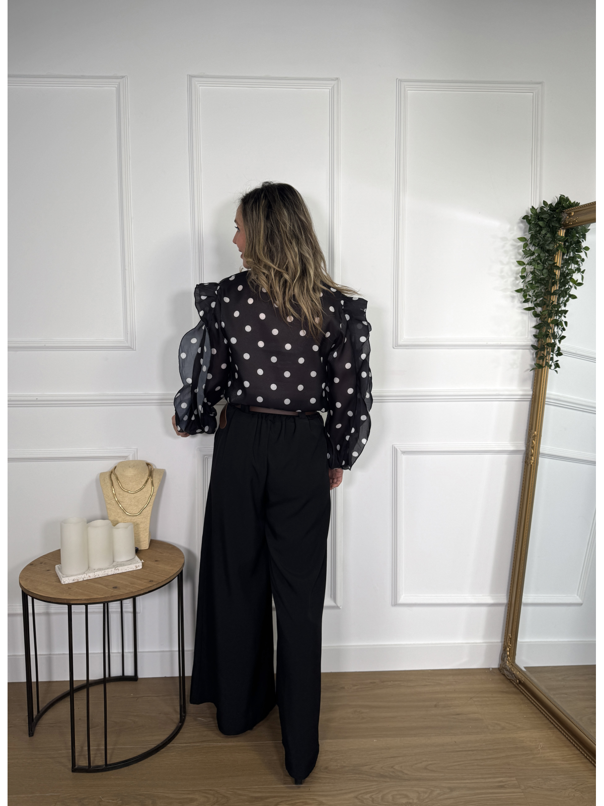 Blusa de organza con estampado de lunares en contraste.