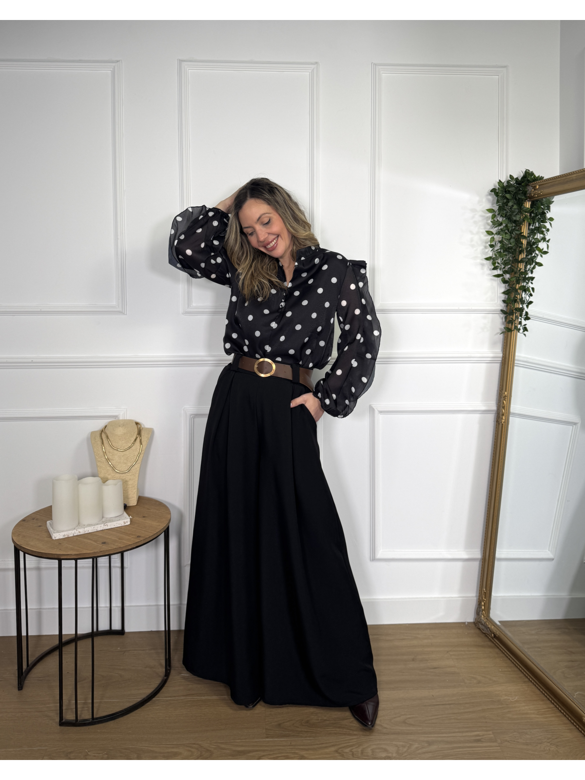 Blusa de organza con estampado de lunares en contraste.