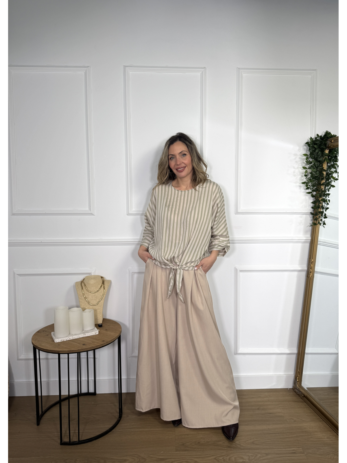 Blusa de diseño fluido con estampado de rayas verticales.