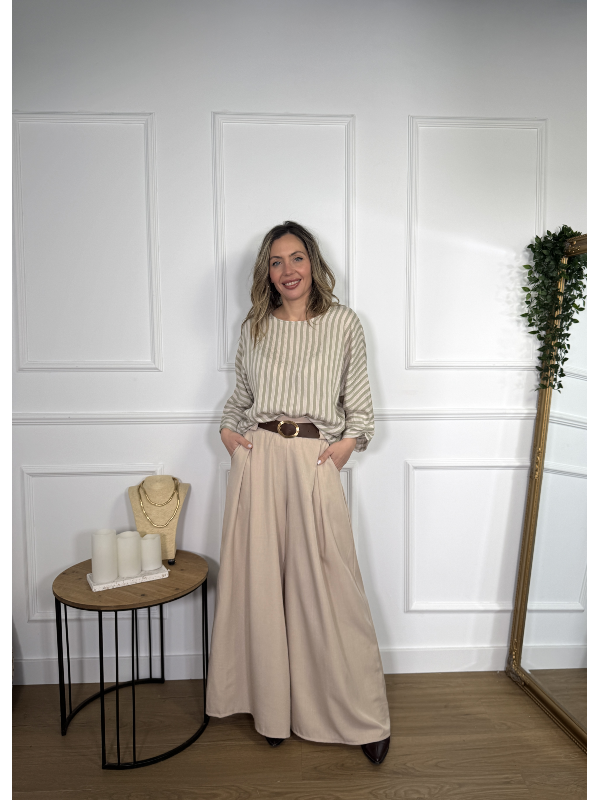 Blusa de diseño fluido con estampado de rayas verticales.