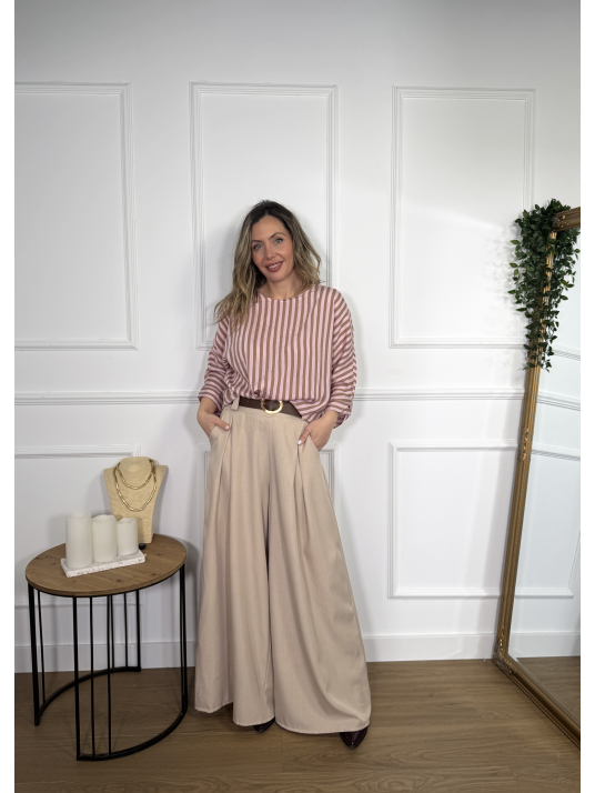 Blusa de diseño fluido con estampado de rayas verticales.