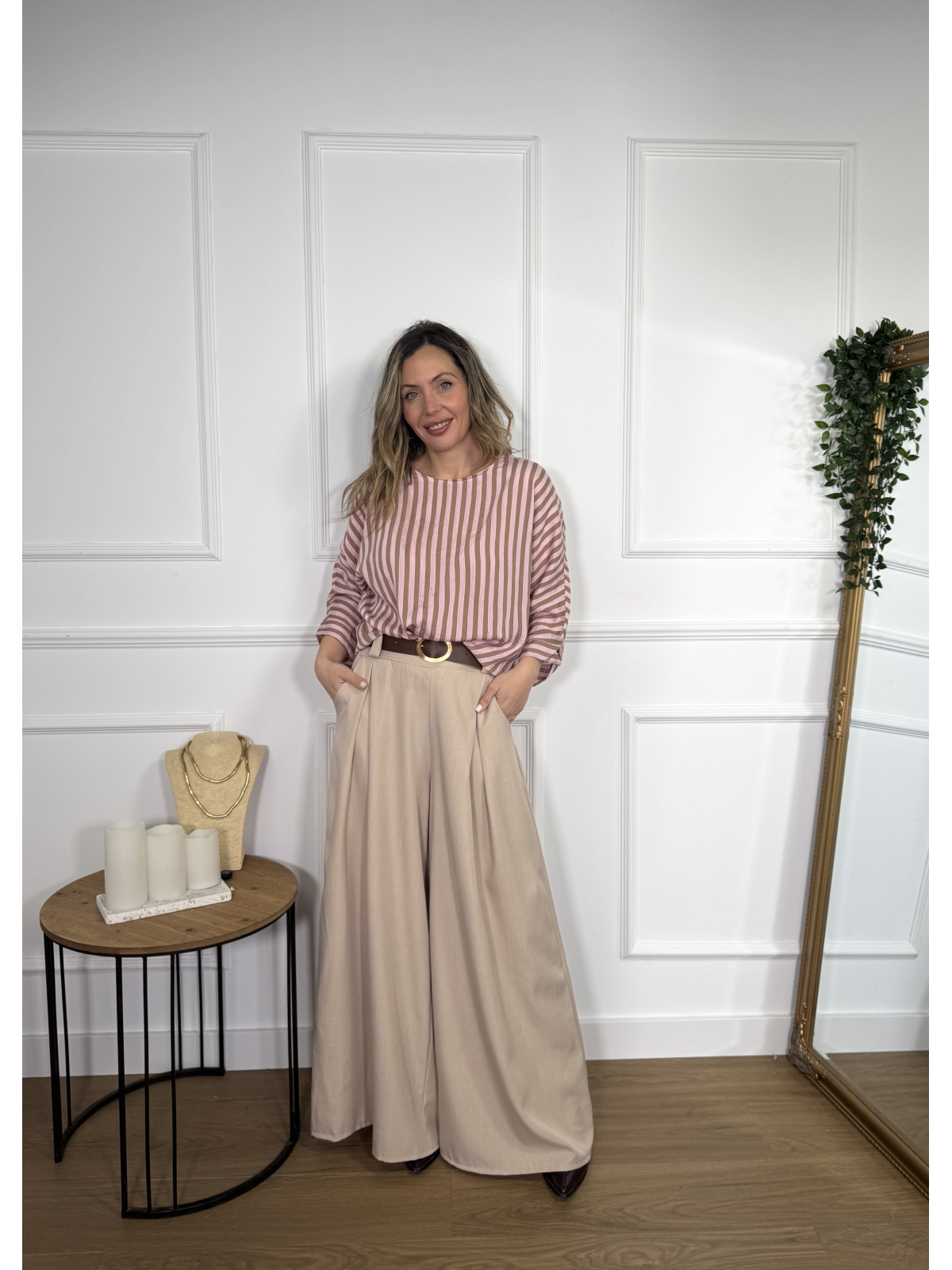 Blusa de diseño fluido con estampado de rayas verticales.