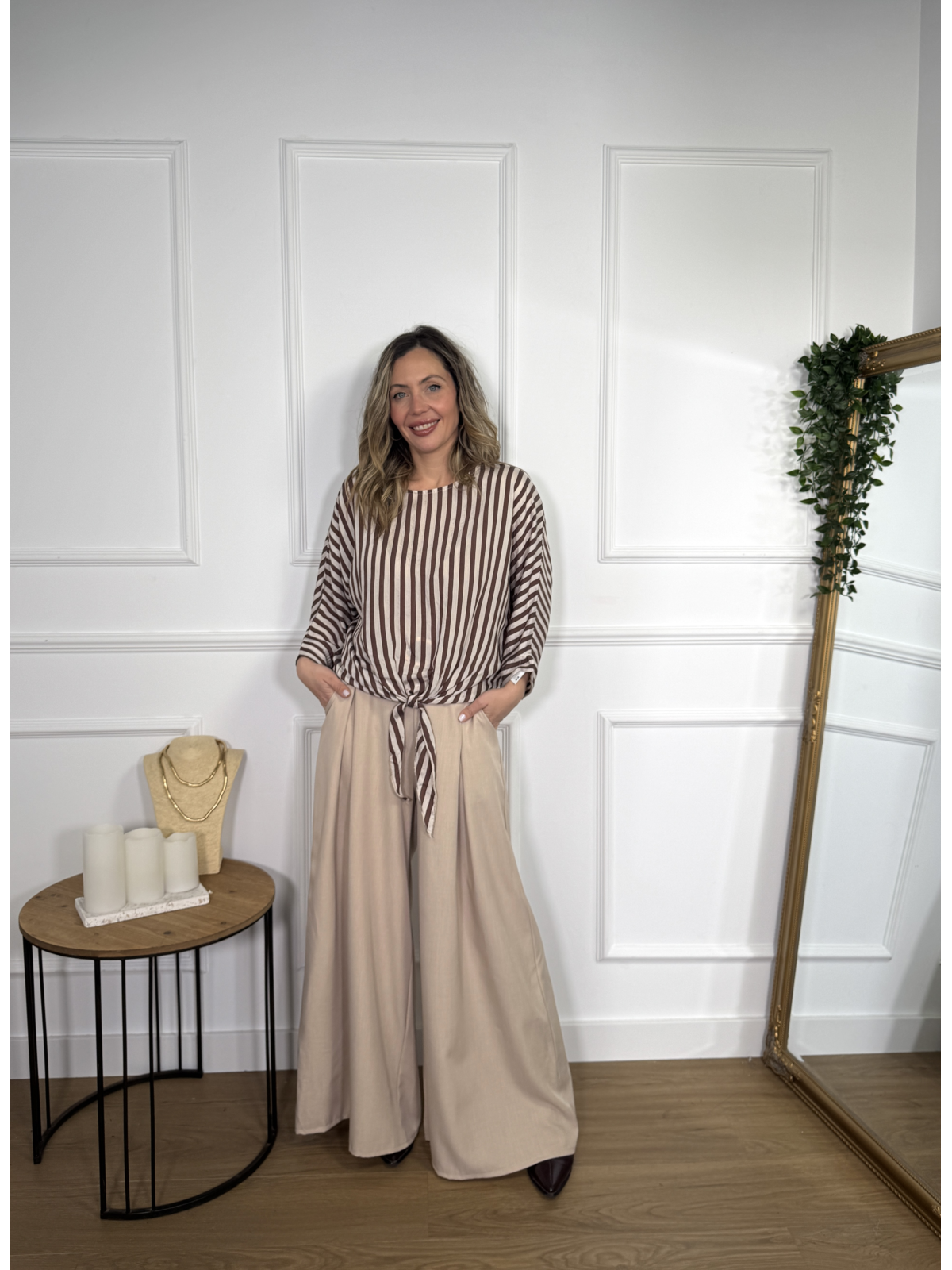 Blusa de diseño fluido con estampado de rayas verticales.