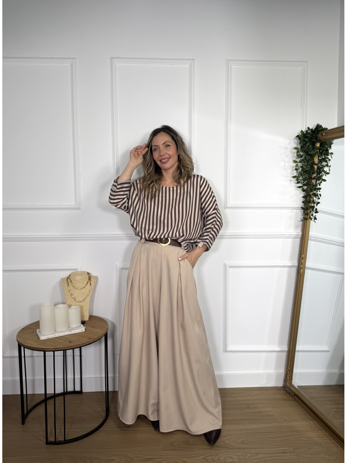 Blusa de diseño fluido con estampado de rayas verticales.