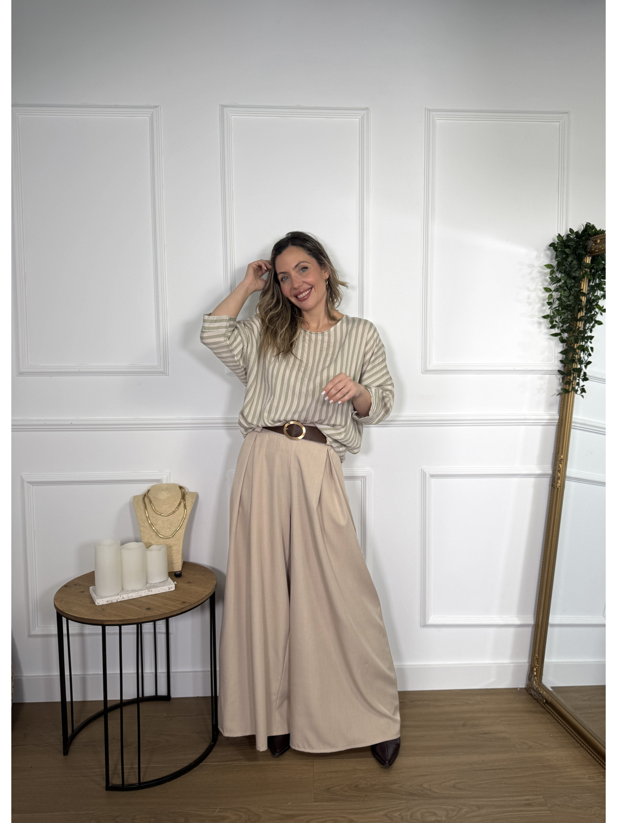 Blusa de diseño fluido con estampado de rayas verticales.