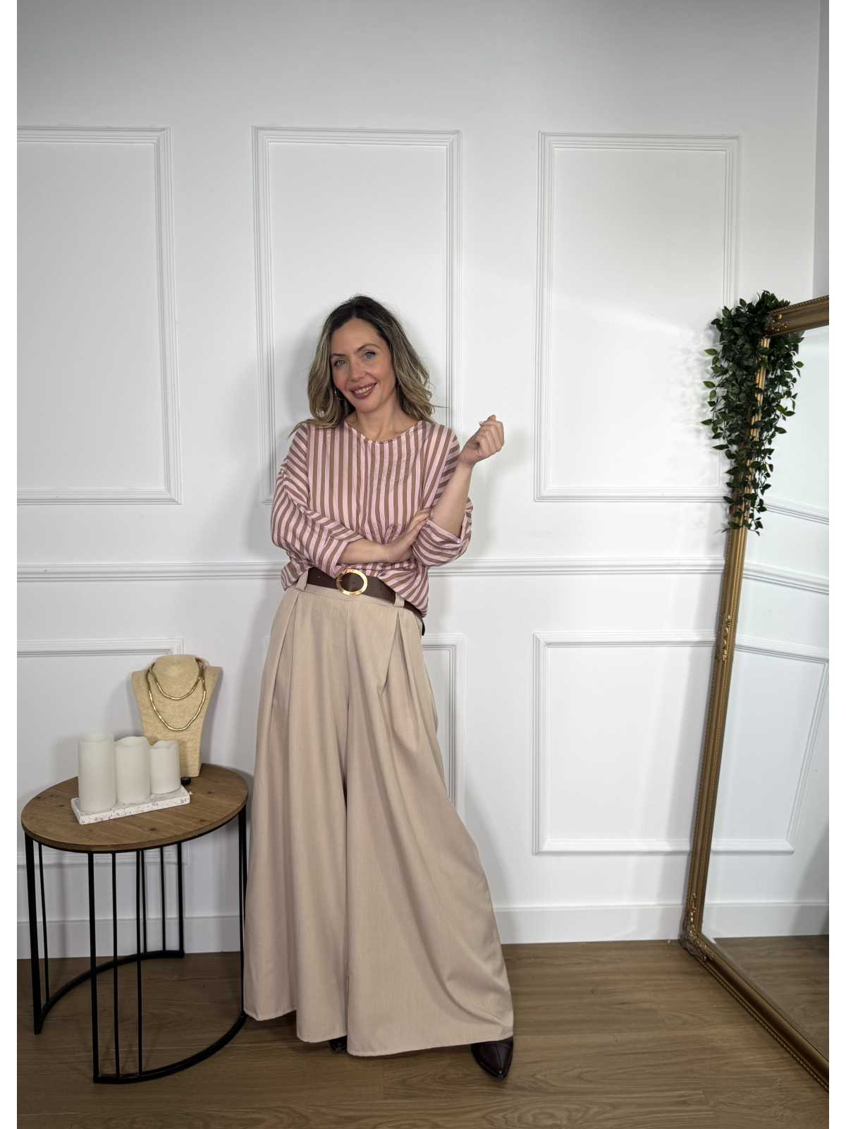 Blusa de diseño fluido con estampado de rayas verticales.