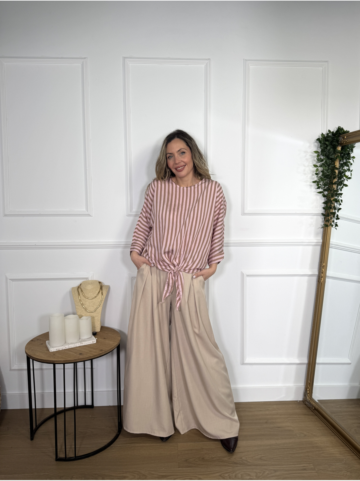 Blusa de diseño fluido con estampado de rayas verticales.