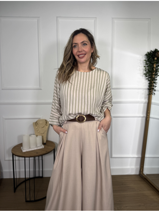 Blusa de diseño fluido con estampado de rayas verticales.