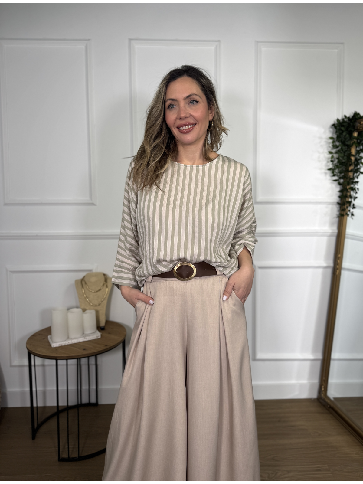 Blusa de diseño fluido con estampado de rayas verticales.