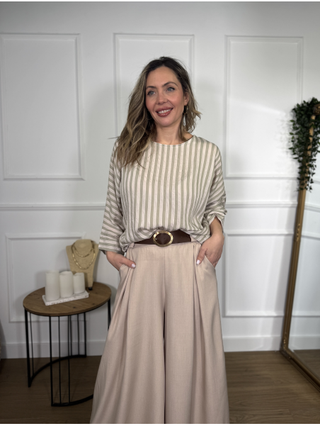 Blusa de diseño fluido con estampado de rayas verticales.