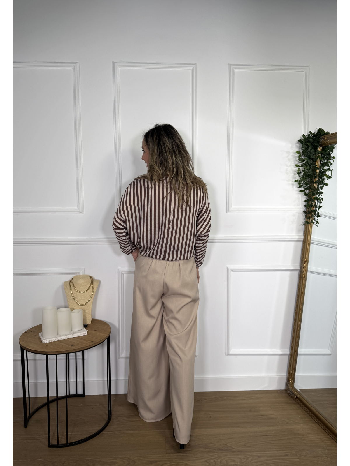 Blusa de diseño fluido con estampado de rayas verticales.