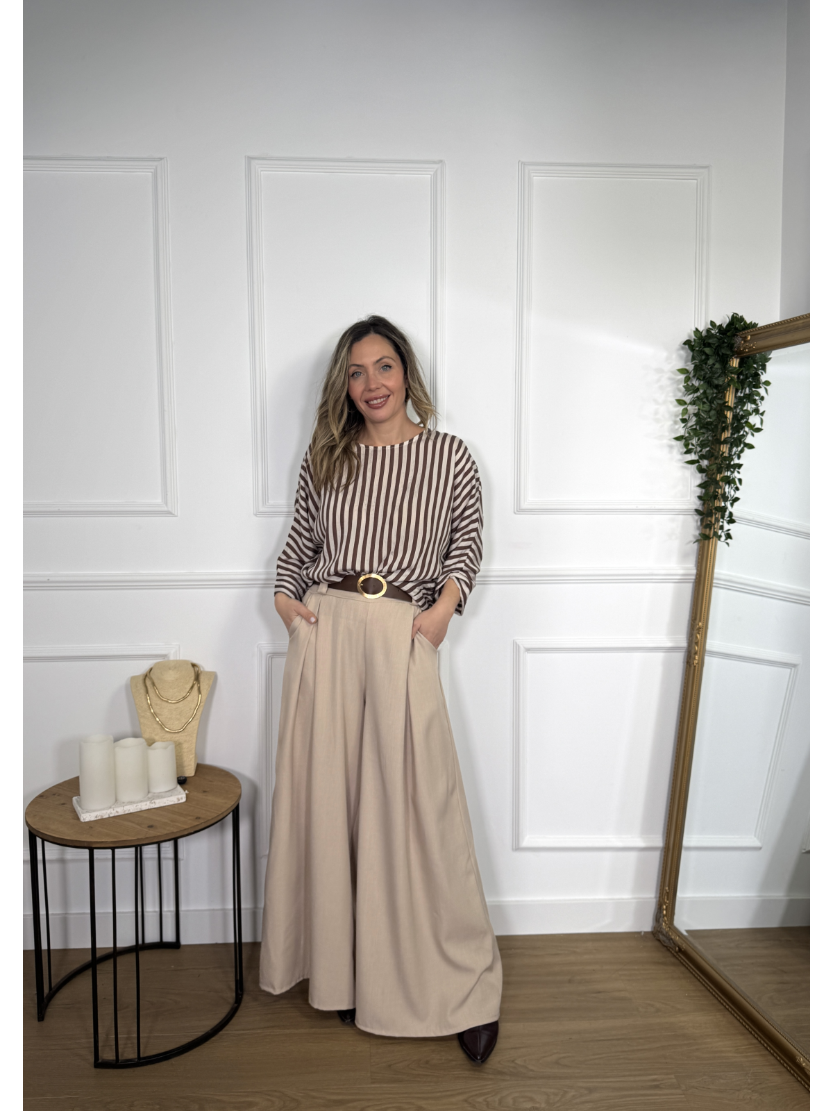 Blusa de diseño fluido con estampado de rayas verticales.