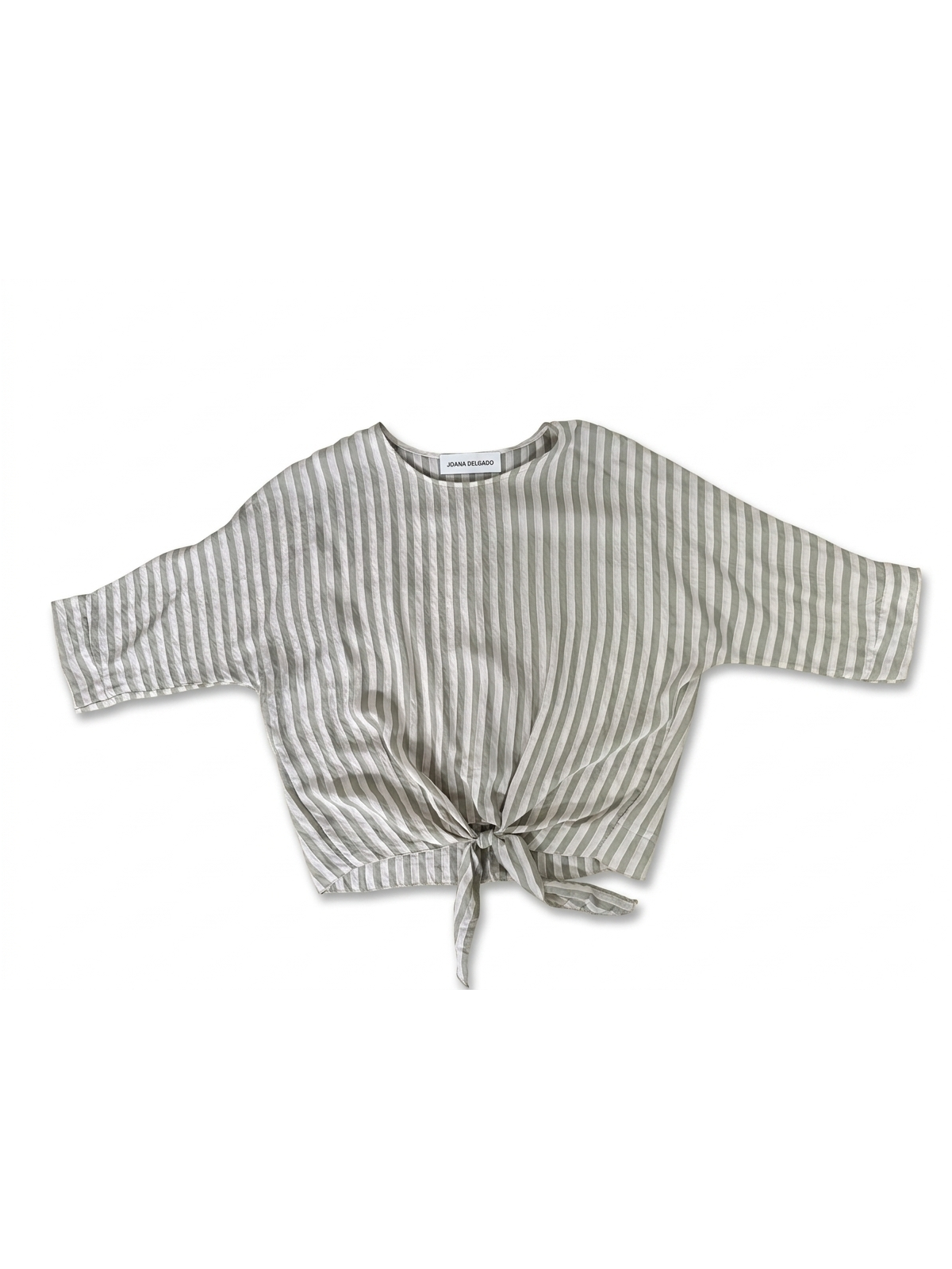 Blusa de diseño fluido con estampado de rayas verticales.