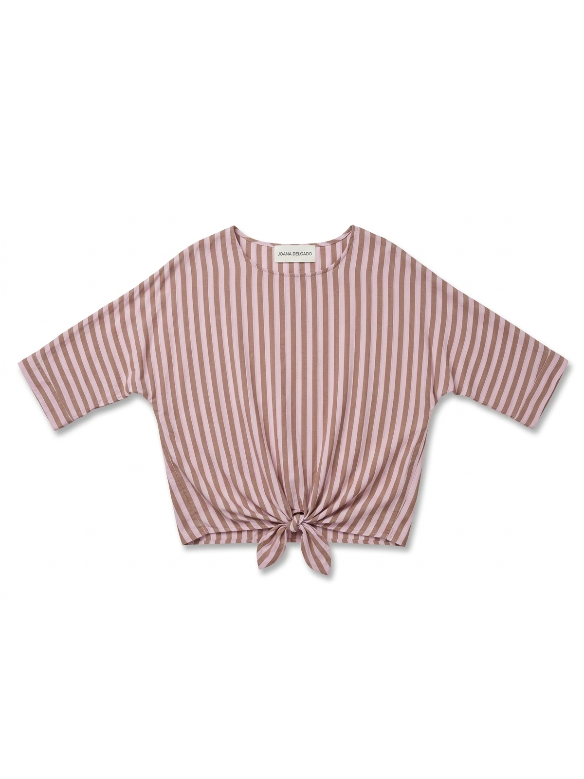 Blusa de diseño fluido con estampado de rayas verticales.