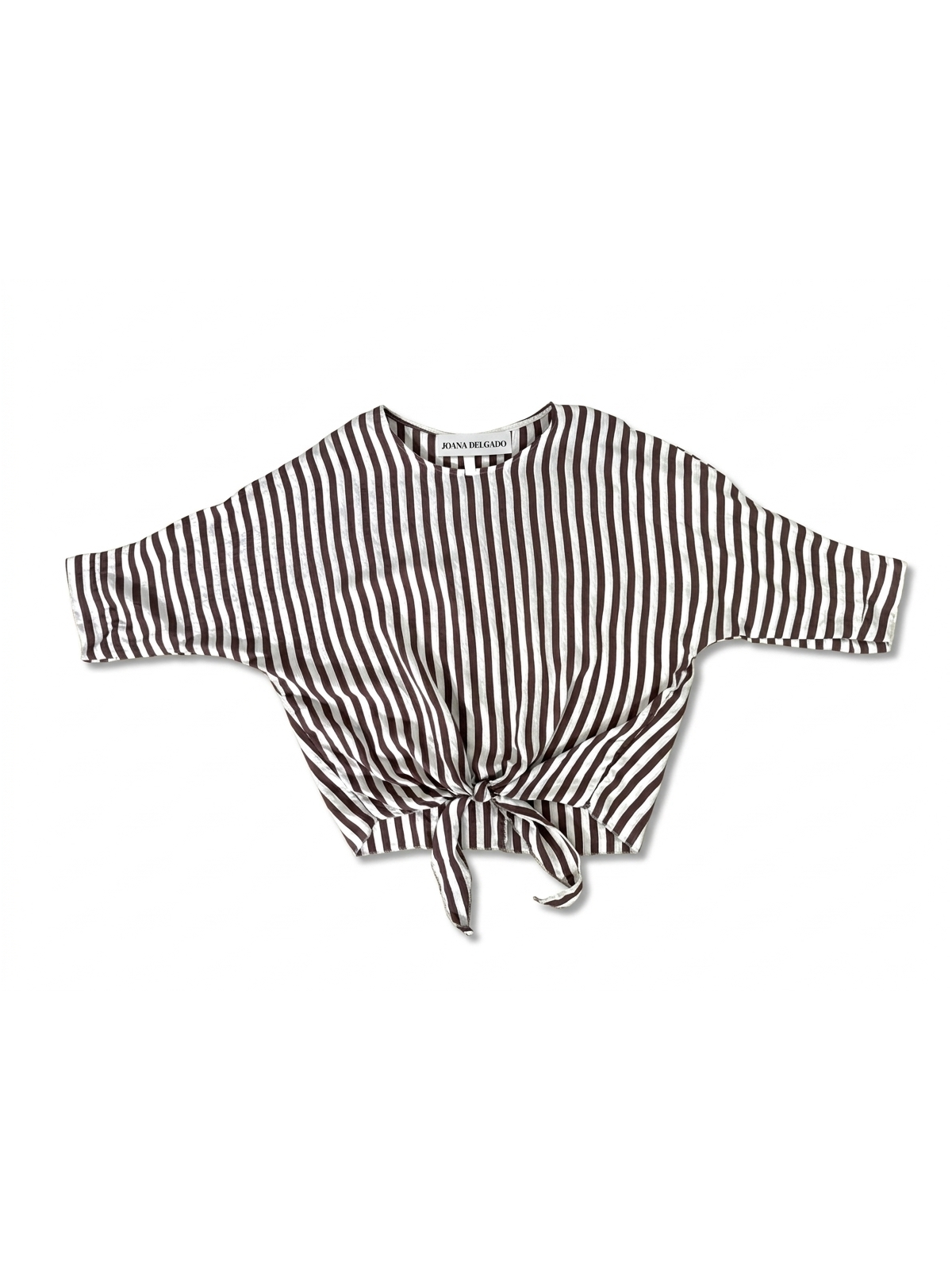 Blusa de diseño fluido con estampado de rayas verticales.