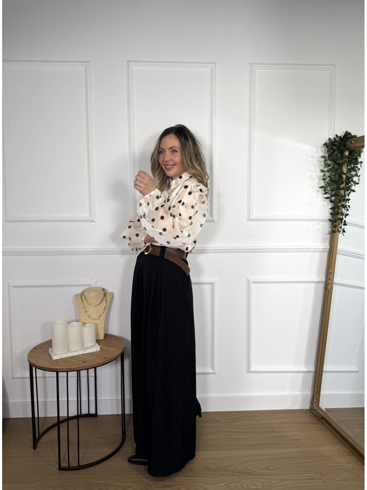 Pantalón estilo palazzo en color liso.