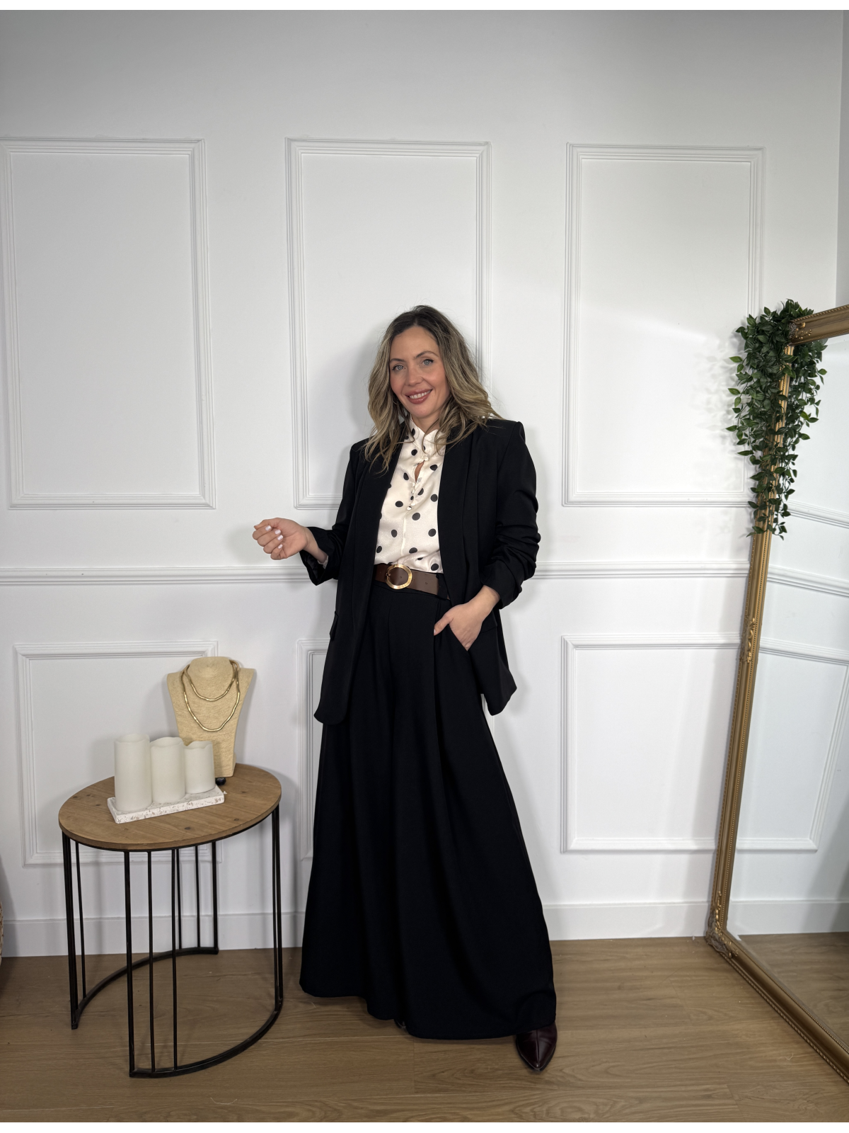 Pantalón estilo palazzo en color liso.