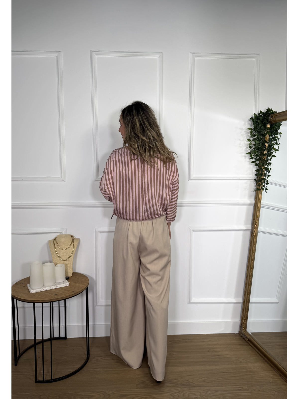 Pantalón estilo palazzo en color liso.