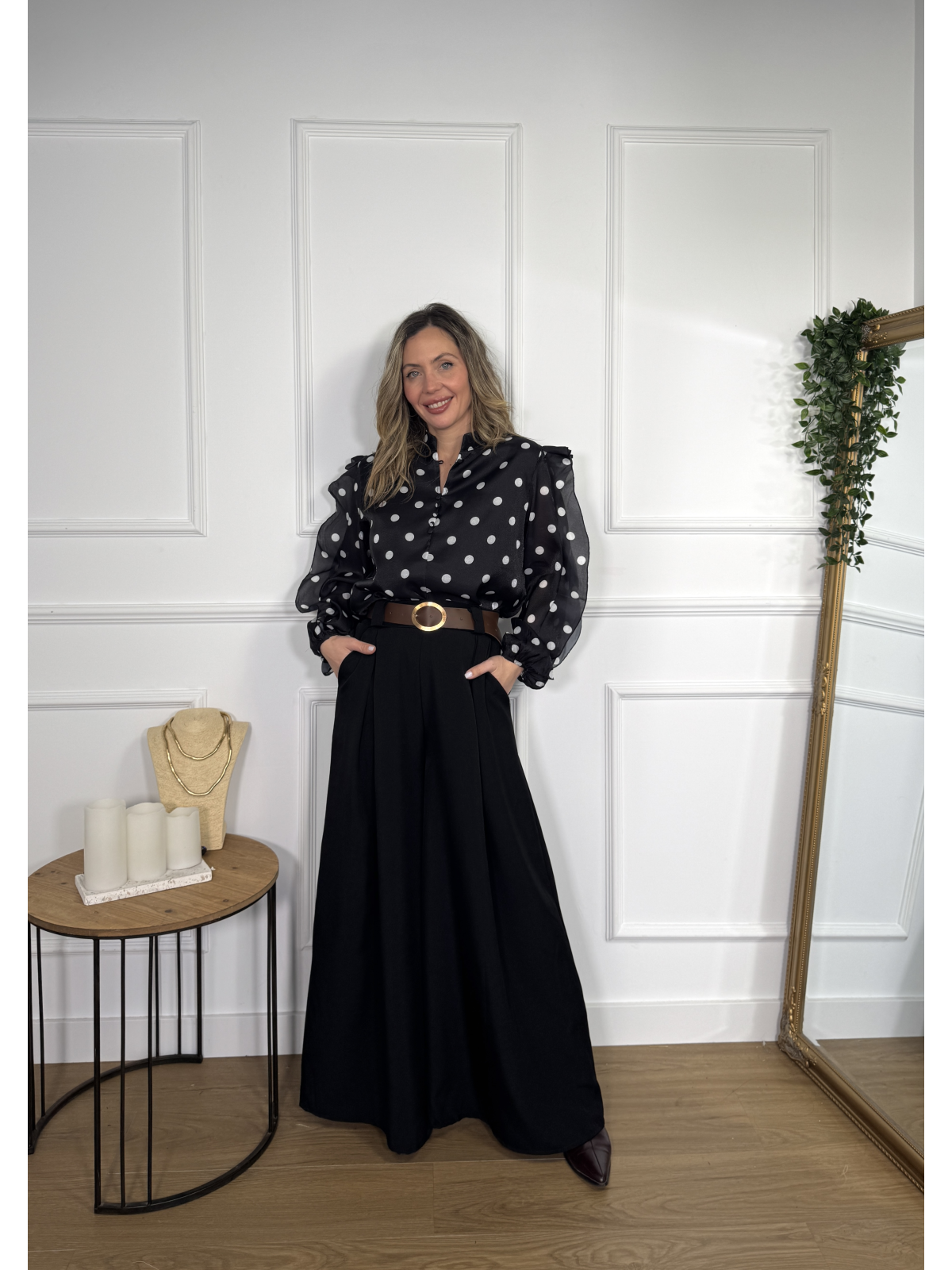 Pantalón estilo palazzo en color liso.