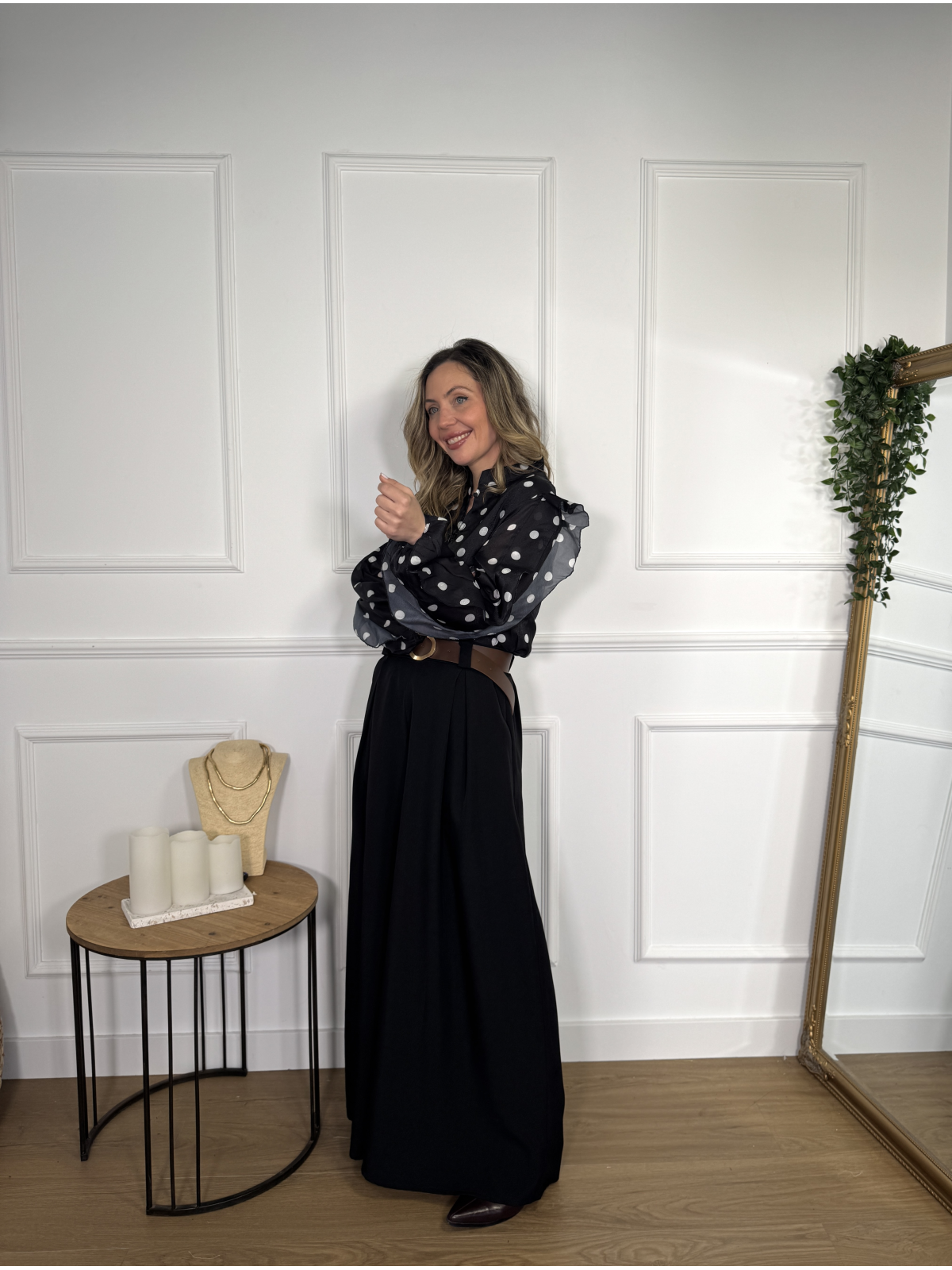 Pantalón estilo palazzo en color liso.