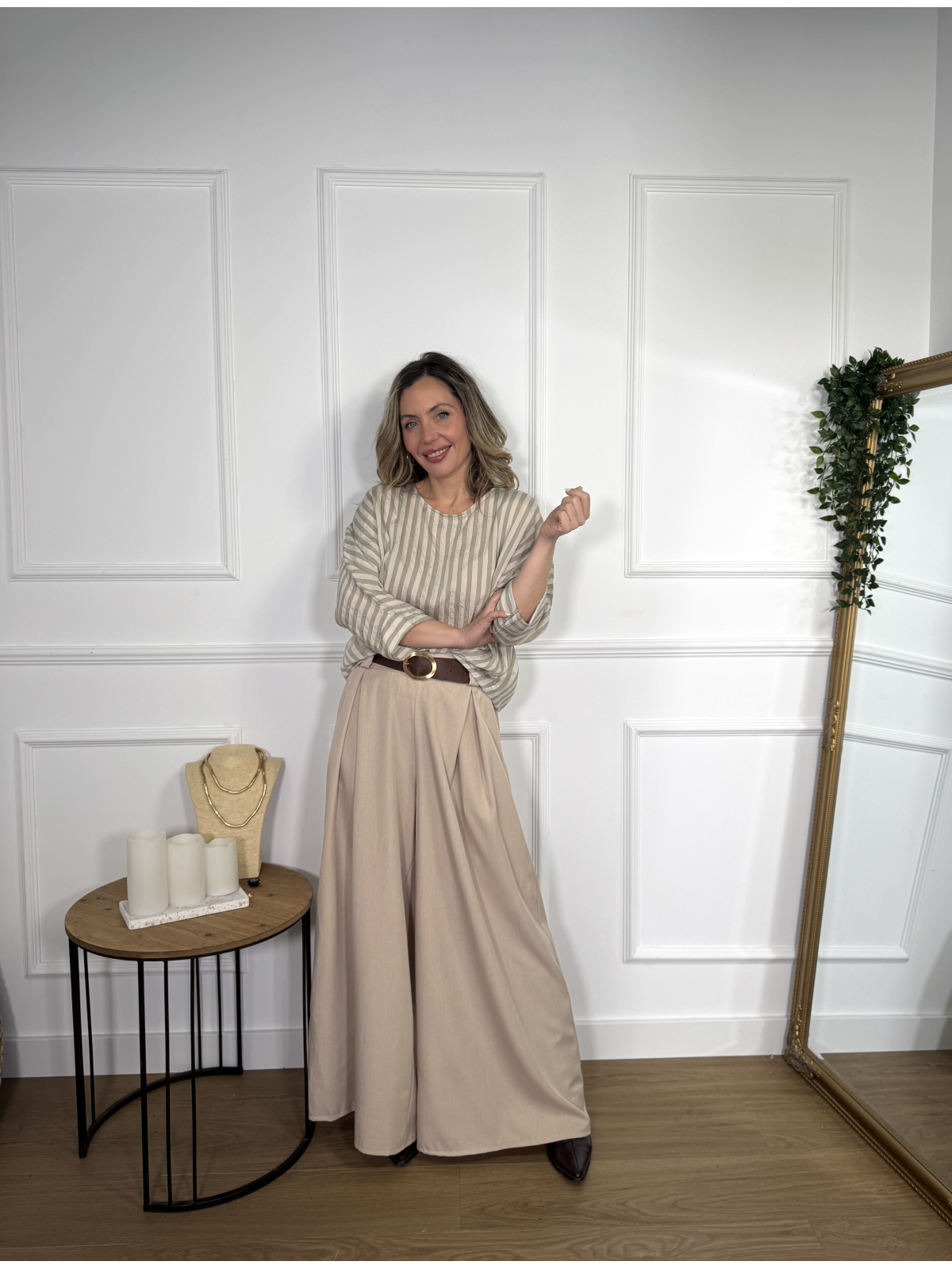 Pantalón estilo palazzo en color liso.